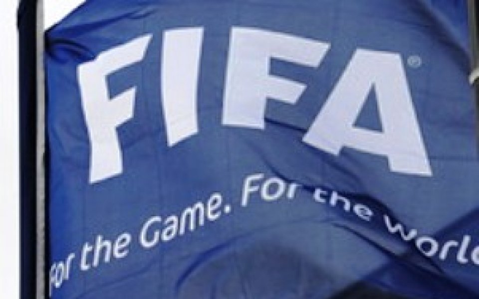 ФИФА отстрани двама висши чиновници заради корупция