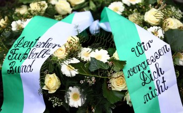 СНИМКИ: Футболният свят почете паметта на Роберт Енке