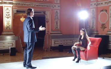 СНИМКИ: Гонг засне изкушаването между Карлос Моя и млада българка