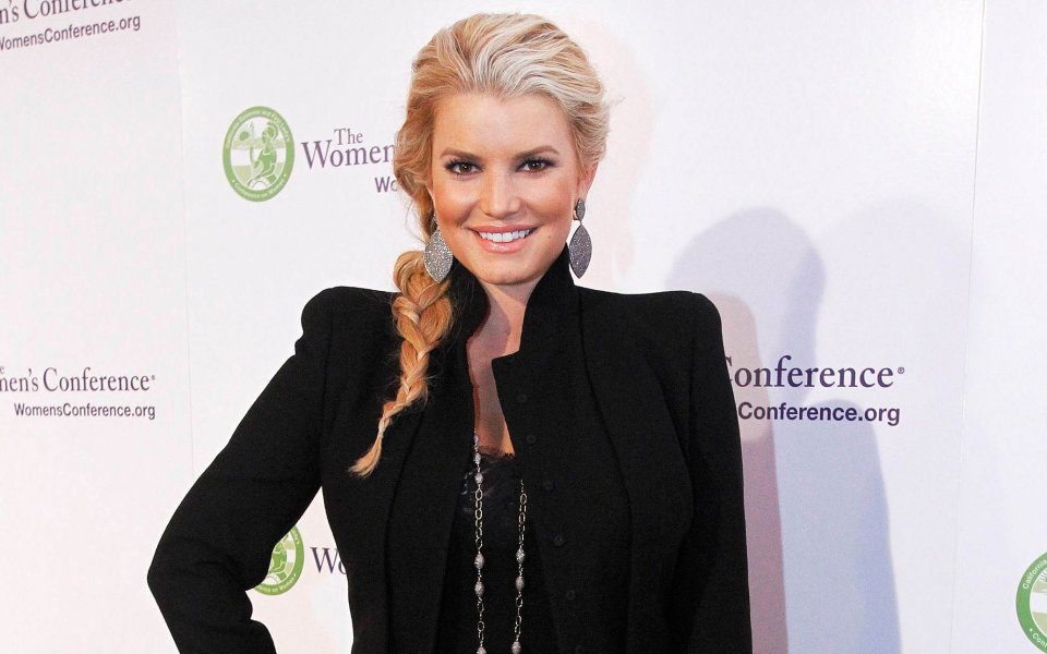 Джесика Симпсън пристава на некадърен футболист