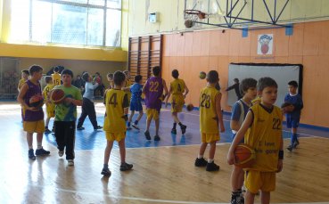 Сините спонсори ремонтираха и баскетболната зала на Герена