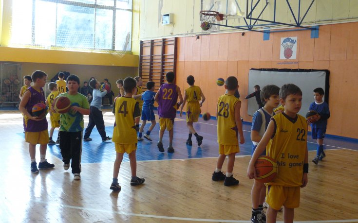 Сините спонсори ремонтираха и баскетболната зала на Герена