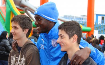 Муса Койта черпи за рожден ден в автобус