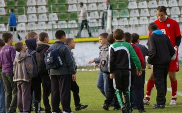 Деца от Сандански нападнаха Борел за автографи