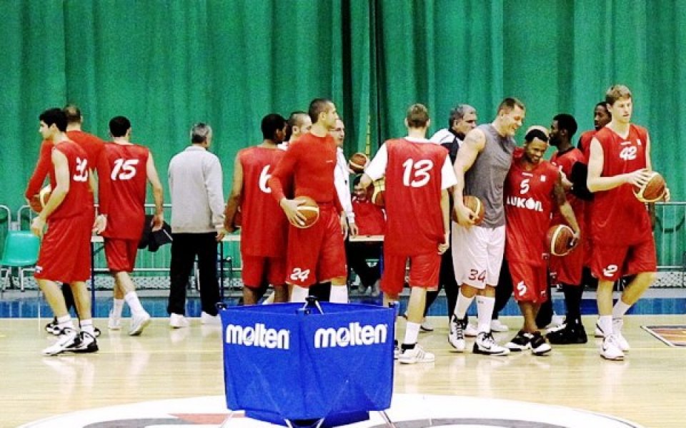 СНИМКИ: Лукойл Академик тренира в университетската спортна зала на Тарту