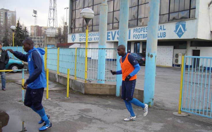 Ляв бек от Франция почва проби с Левски