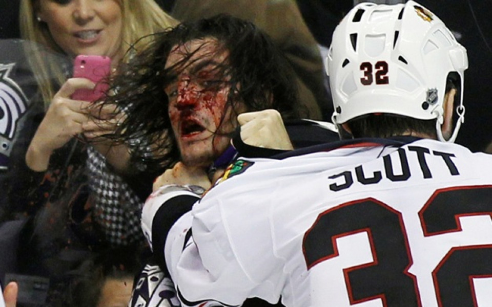 ВИДЕО: Жесток побой и много кръв на мач от НХЛ