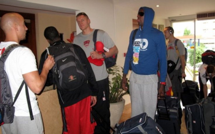 Лукойл Академик тръгва в ранни зори за Швейцария