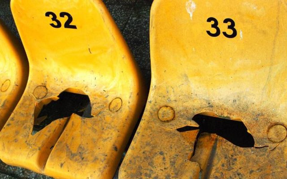 31 счупени седалки на „Лазур” след Нефтохимик - Ботев