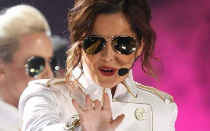 Ашли Коул се опитва да забрави Черил с друга певица