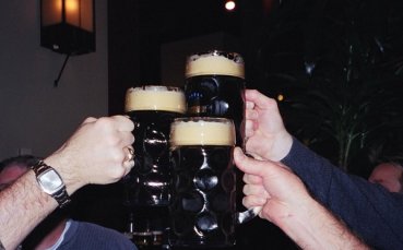 Трима младоци от Локо Сф черпят на патерица