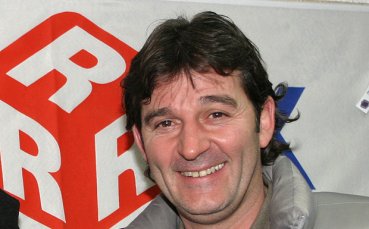 Емил Костадинов: Водим преговори за Мболи, зависи най-вече от него