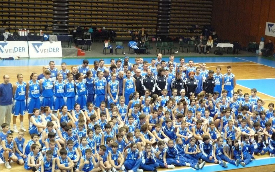 Левски зарадва децата с втори коледен турнир, първите отбори направиха шоу в 