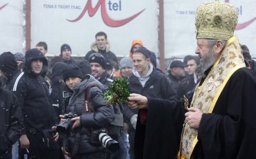 Епископ Константин дари с библии футболистите на Левски