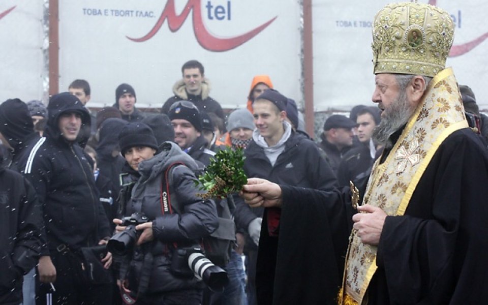 Епископ Константин дари с библии футболистите на Левски
