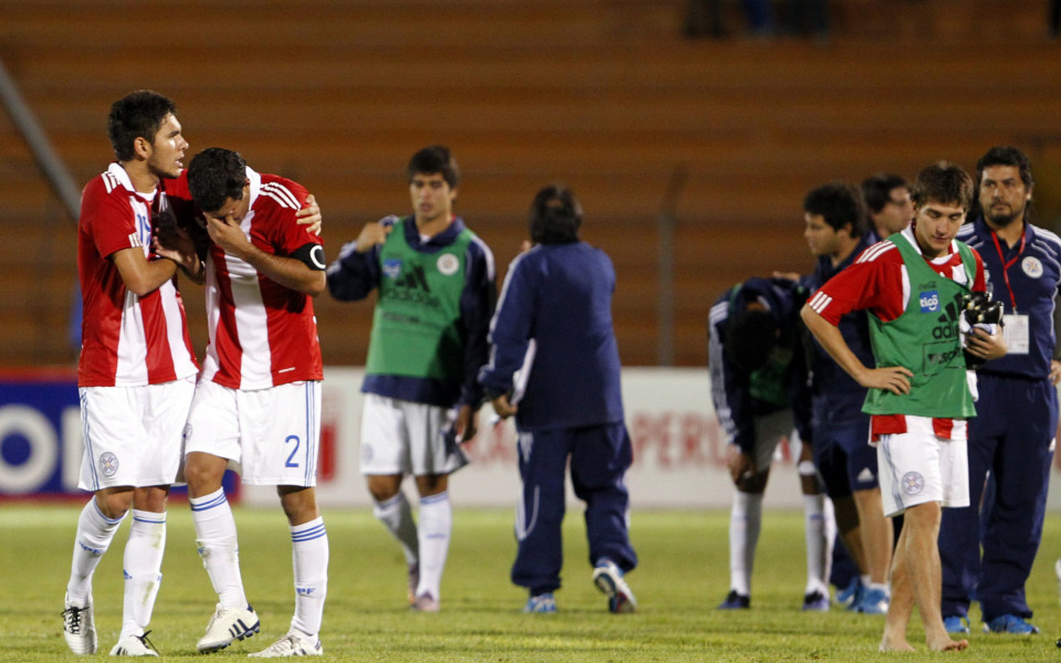 Мач в Парагвай беше прекратен, след като фенове разбиха главата на вратар
