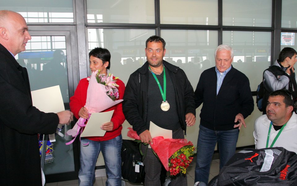 Иван Ценов посрещна българските призьори от Световното по лека атлетика за хора с увреждания