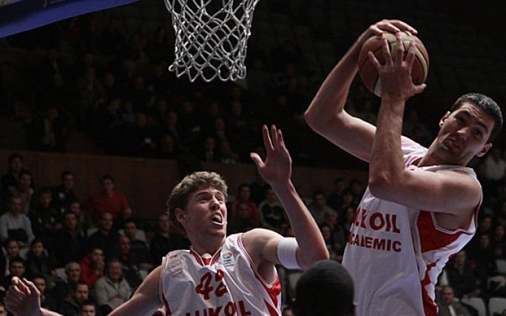 Лукойл Академик се справи с израелци за втора победа в Топ 16