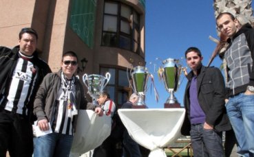 СНИМКИ: Фенове на Локо Пд вече са в Марбея, прегърнаха купата от турнира