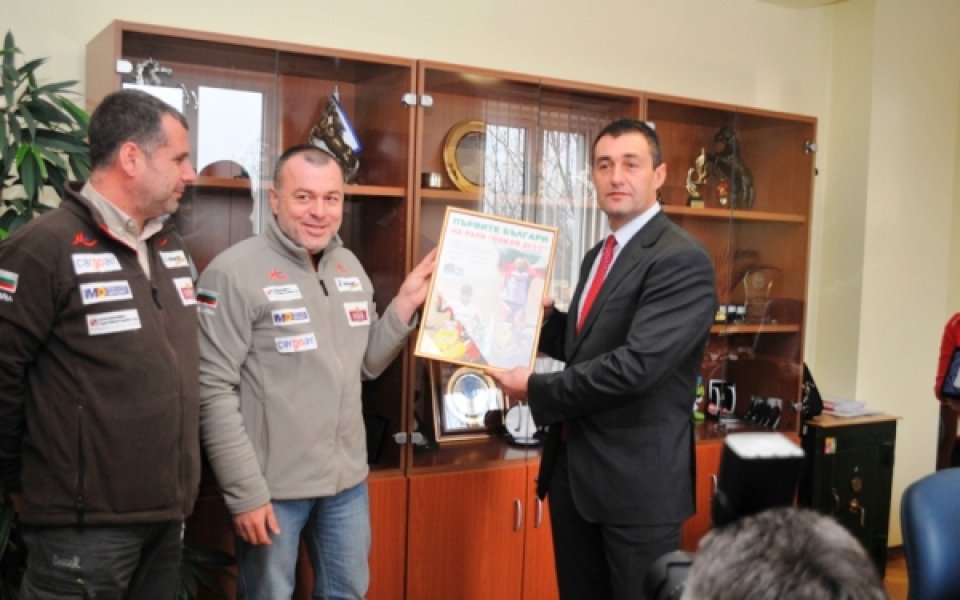 Министър Нейков награди с почетни плакети Петър Ценков и Тодор Христов