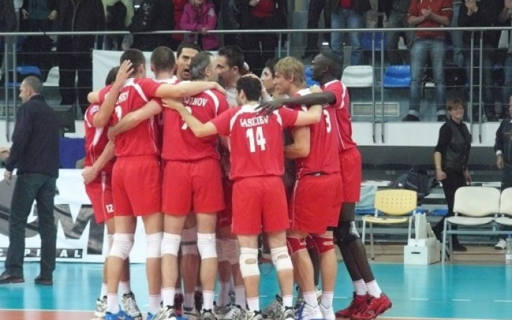 Фенове на ЦСКА от цялата страна викат в Самоков, пак затварят вратите по-рано