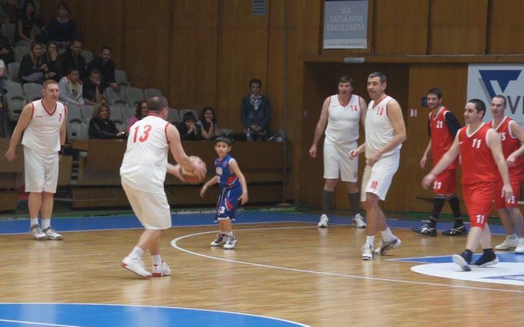 ВИДЕО: Звездите биха журналисти с благотворителна цел