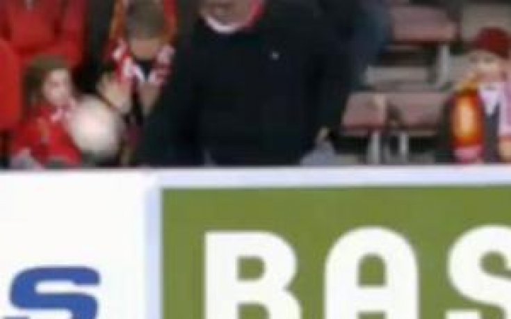 ВИДЕО: Футболната топка не прощава на никого