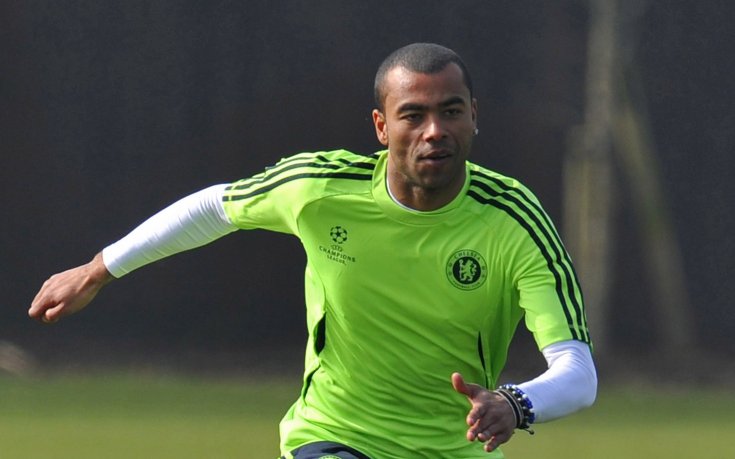 Ашли Коул представи новата си приятелка на съотборниците си