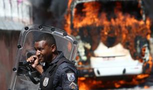 Разярени демонстранти в Бразилия палиха коли