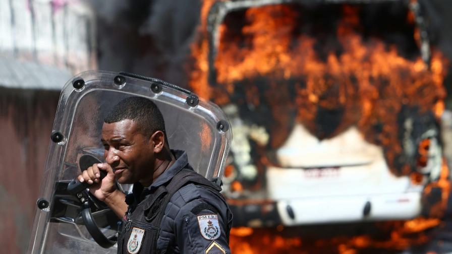 Разярени демонстранти в Бразилия палиха коли
