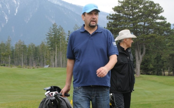 Ники Кънчев и Иво Райчев с купи от голфтурнир