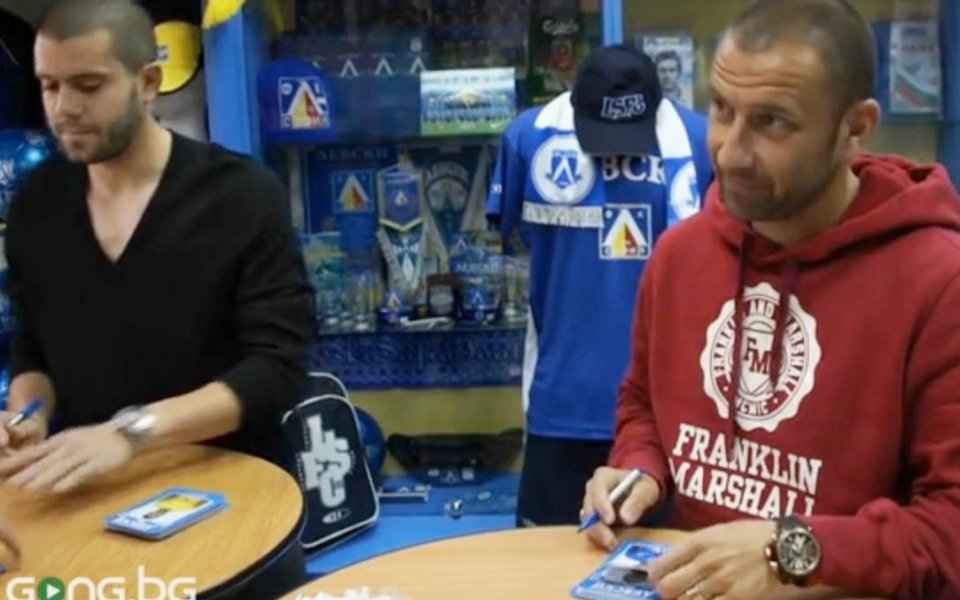 ВИДЕО: Алекс и Митрев зарадваха запалянковци на Левски