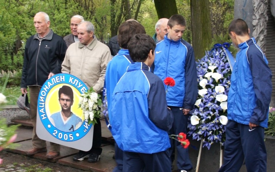 ВИДЕО: Левски почете 68 години от рождението на Гунди