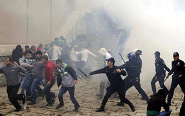 ВИДЕО: Феновете на Иванков и компания откачиха, Бешикташ не посмя да излезе от хотела