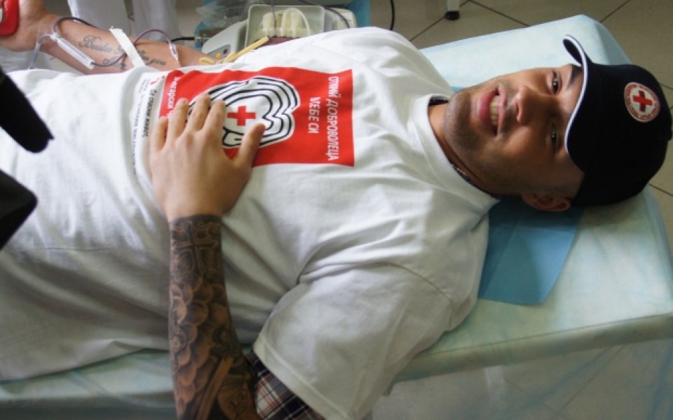 ВИДЕО: Михайлов дари кръв, стартира кампания с Червения кръст