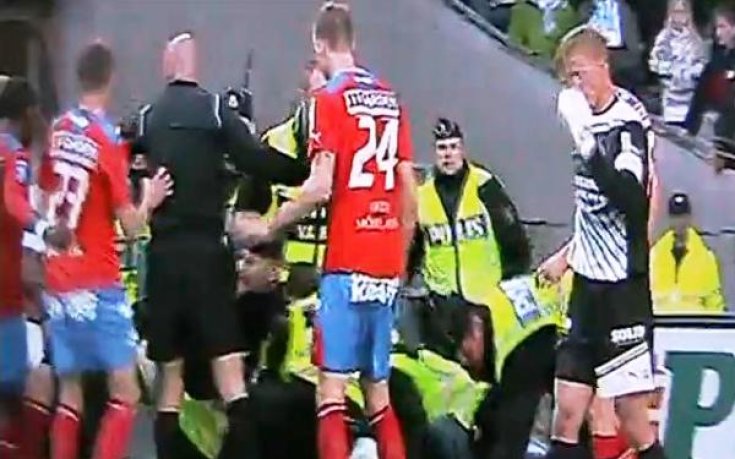 ВИДЕО: Фен удари вратаря на Хелзинборг, прекратиха мача с Малмьо
