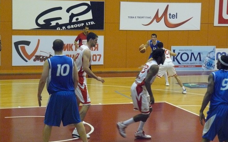 Лукойл на победа от титлата, Левски остана далеч от изненада