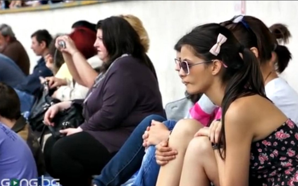 ВИДЕО: Красиви момичета по трибуните на женския футболен финал