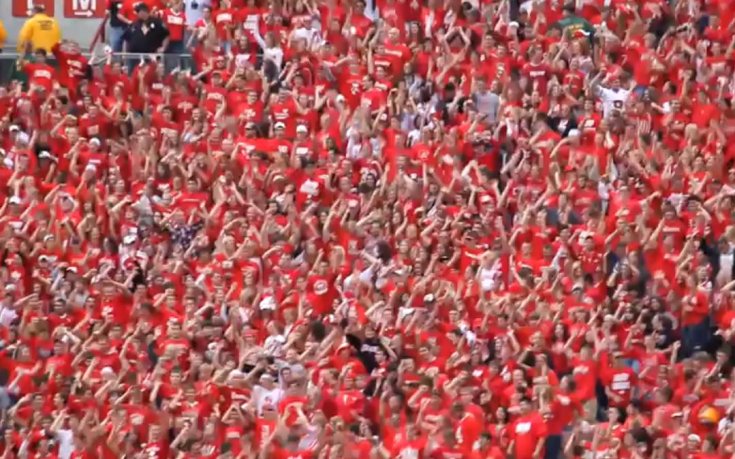 ВИДЕО: Маниакална традиция в САЩ, 80-хиляден стадион подскача на Jump Around