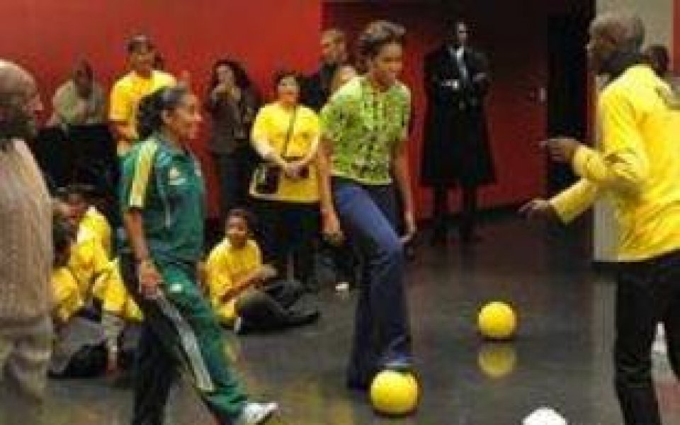 Мишел Обама игра футбол в ЮАР