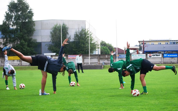 СНИМКИ: Йога смени беговите упражнения в Лудогорец