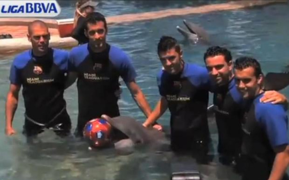 ВИДЕО: Водно шоу за Барса, делфин вкара гол на Виктор Валдес