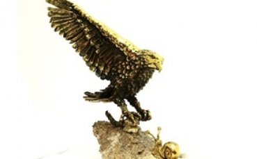 Отборът на Локо Сф подари на Гигов орел и охлюв по повод юбилея