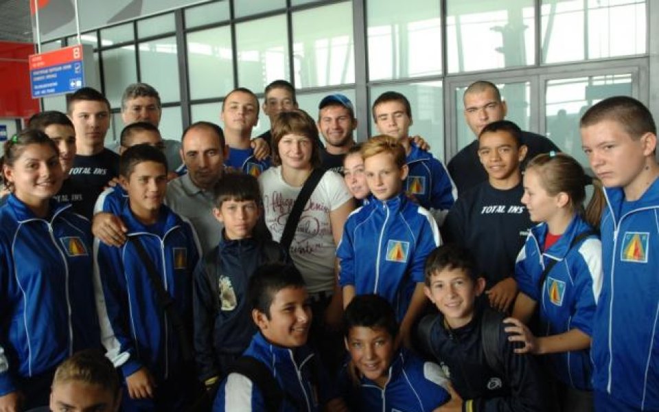 Младите надежди на Левски посрещнаха златната Станка на летището