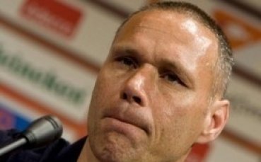 Ван Бастен фаворит за треньорския пост в Хамбургер