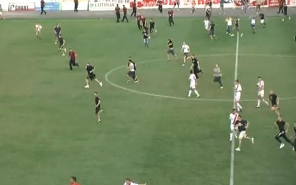 ВИДЕО: Босненски фенове подгониха футболисти след гол в продължението