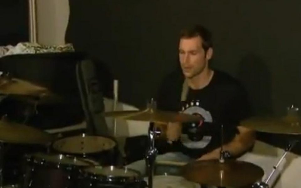 ВИДЕО: Петър Чех дебютира като... барабанист!