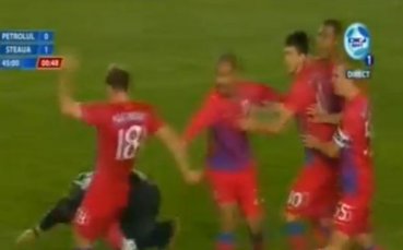 ВИДЕО: Прекратиха мач на Стяуа, фенове подпалиха играч, друг е с черепна травма