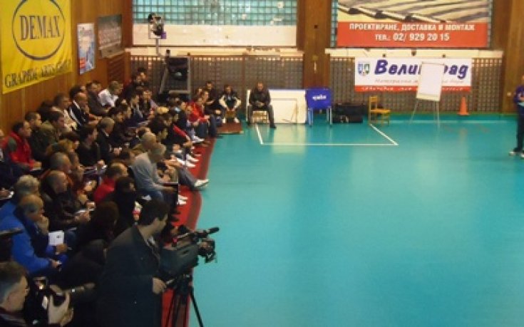 СНИМКИ: 81 треньори слушаха Пранди, босовете му връчиха плакет