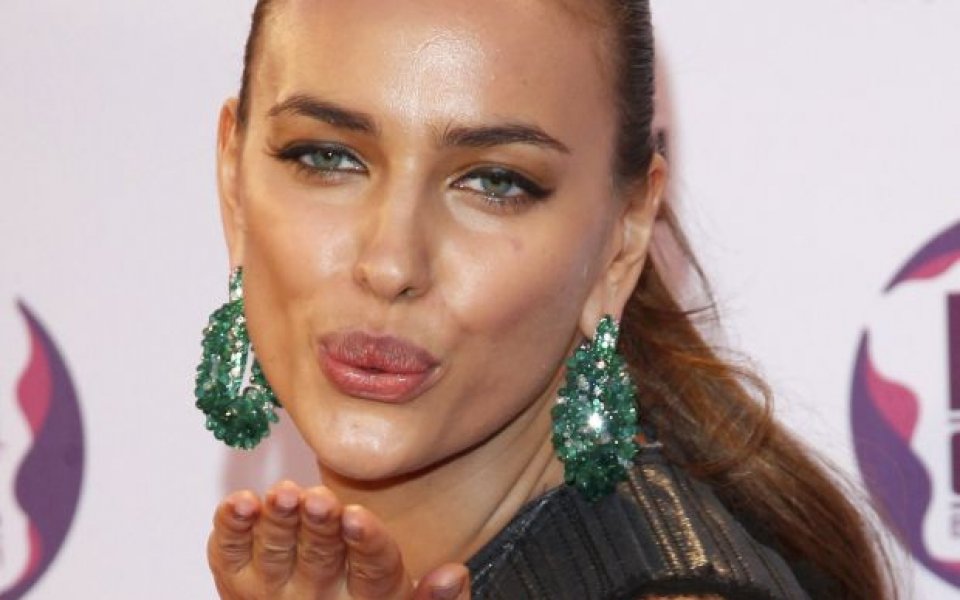 ВИДЕО: Горещата любима на Роналдо украси календара на Sports Illustrated за 2012